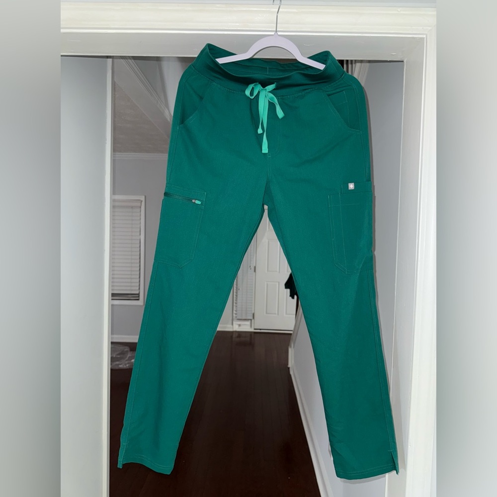Figs Kade Cargo Scrub Pants , Hi Rise size small, hunter green